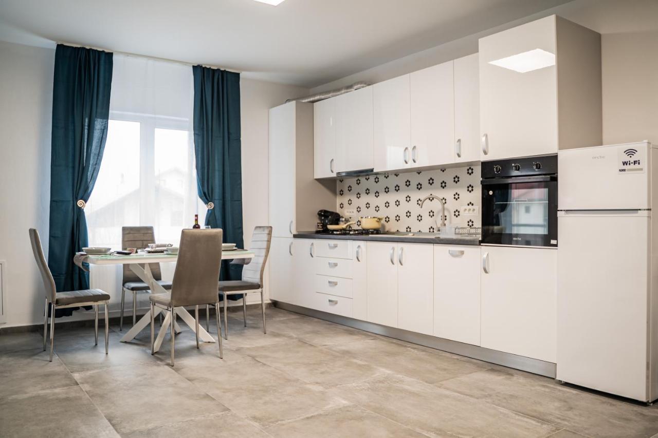 Modern Apartment In Dumbravita Dumbravita  Екстериор снимка
